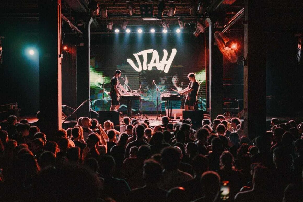 Utah - Formado por Javier Núñez y Alan Mansur, Utah es un dúo originario de la ciudad de Rosario y actualmente radicado en la Ciudad de Buenos Aires. Su propuesta sonora articula elementos del rock industrial, la electrónica oscura y el techno, con influencias que incluyen a Nine Inch Nails, Depeche Mode, Kraftwerk, Daft Punk, Justice y Chemical Brothers. A lo largo de su trayectoria, el grupo ha transitado diversos formatos y texturas, desarrollando una identidad propia dentro del cruce entre el rock y la música electrónica. Utah. Foto de prensa
