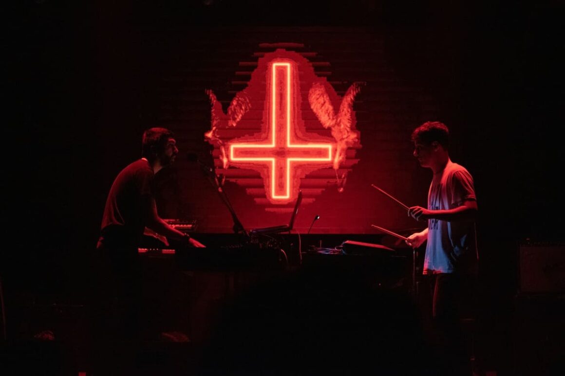 Utah - Formado por Javier Núñez y Alan Mansur, Utah es un dúo originario de la ciudad de Rosario y actualmente radicado en la Ciudad de Buenos Aires. Su propuesta sonora articula elementos del rock industrial, la electrónica oscura y el techno, con influencias que incluyen a Nine Inch Nails, Depeche Mode, Kraftwerk, Daft Punk, Justice y Chemical Brothers. A lo largo de su trayectoria, el grupo ha transitado diversos formatos y texturas, desarrollando una identidad propia dentro del cruce entre el rock y la música electrónica. Utah. Foto de prensa
