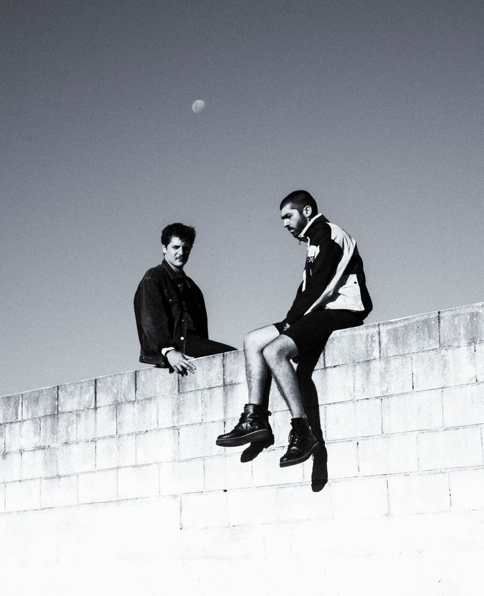 Utah - Formado por Javier Núñez y Alan Mansur, Utah es un dúo originario de la ciudad de Rosario y actualmente radicado en la Ciudad de Buenos Aires. Su propuesta sonora articula elementos del rock industrial, la electrónica oscura y el techno, con influencias que incluyen a Nine Inch Nails, Depeche Mode, Kraftwerk, Daft Punk, Justice y Chemical Brothers. A lo largo de su trayectoria, el grupo ha transitado diversos formatos y texturas, desarrollando una identidad propia dentro del cruce entre el rock y la música electrónica. Utah. Foto de prensa