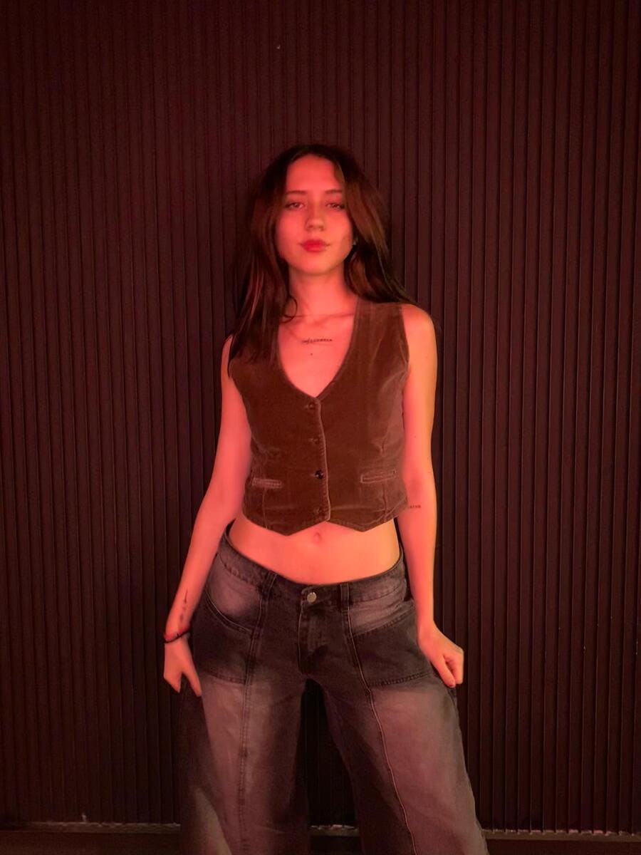 Desireé: “Tengo muchas ganas de seguir hallándome en cada sonido y letra” - Denisse Desireé es una cantautora argentina, cuyo amor por la música nace desde que tiene uso de razón. Probando progresiones con la guitarra y tarareando melodías, materializa su primera canción "Indiferente". Inspirada en un amor creciente, que luego se transforma en decepción. Cuenta con la producción de Nicolás Aguiar y las colaboraciones de Matías Katsicas (guitarra), Taty Calá (bajo) y CotthúCalá - Cotthu (batería). Esa etapa alimenta la necesidad de crear un refugio e identidad para toda aquella persona que quisiera expresar libremente sensaciones. Desireé. Foto de prensa