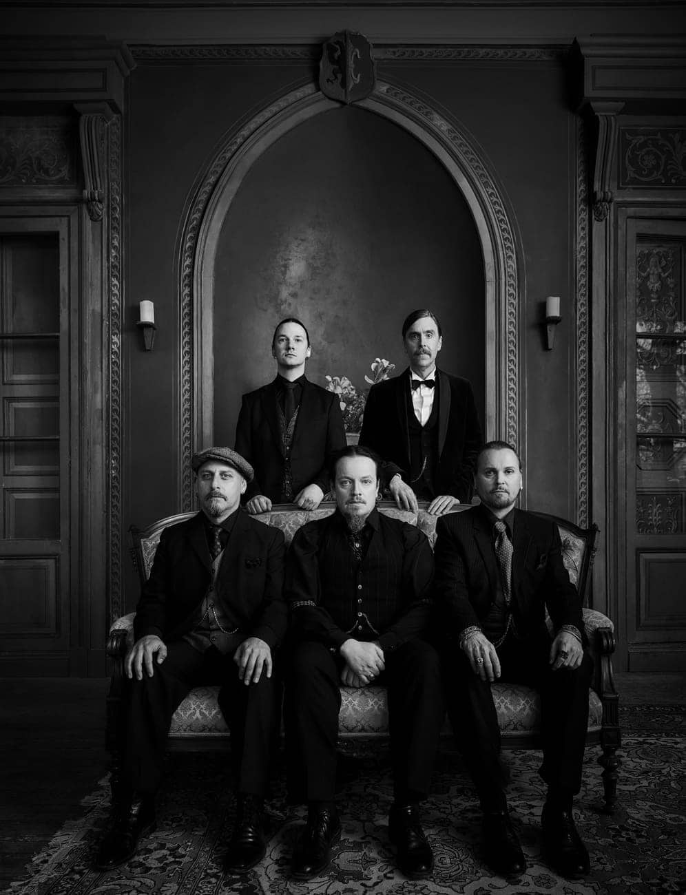 Fredrik Åkesson, de Opeth: “Hoy, ser rebelde es seguir tu instinto” - Pero en la música de Opeth -la banda que integra desde 2007- su trabajo es el opuesto: a veces le toca comunicarse con solos o acordes disonantes… o incluso texturas escalofriantes. Y es que en “The Last Will And Testament” (2024) hay mucho de eso. En “§1”, que abre el disco, Mikael Åkerfeldt canta sobre arañas “tejiendo redes”. Y parece haber influido en las partes de guitarra de nuestro entrevistado. Opeth. Foto de Terhi Ylimäinen