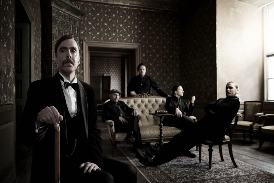 Fredrik Åkesson, de Opeth: “Hoy, ser rebelde es seguir tu instinto” - Pero en la música de Opeth -la banda que integra desde 2007- su trabajo es el opuesto: a veces le toca comunicarse con solos o acordes disonantes… o incluso texturas escalofriantes. Y es que en “The Last Will And Testament” (2024) hay mucho de eso. En “§1”, que abre el disco, Mikael Åkerfeldt canta sobre arañas “tejiendo redes”. Y parece haber influido en las partes de guitarra de nuestro entrevistado. Opeth. Foto de Terhi Ylimäinen