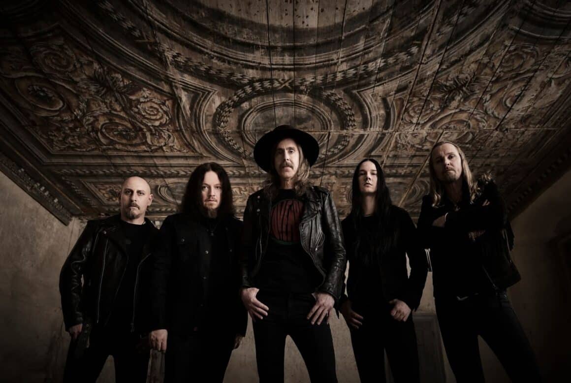 Fredrik Åkesson, de Opeth: “Hoy, ser rebelde es seguir tu instinto” - Pero en la música de Opeth -la banda que integra desde 2007- su trabajo es el opuesto: a veces le toca comunicarse con solos o acordes disonantes… o incluso texturas escalofriantes. Y es que en “The Last Will And Testament” (2024) hay mucho de eso. En “§1”, que abre el disco, Mikael Åkerfeldt canta sobre arañas “tejiendo redes”. Y parece haber influido en las partes de guitarra de nuestro entrevistado. Opeth. Foto de Terhi Ylimäinen