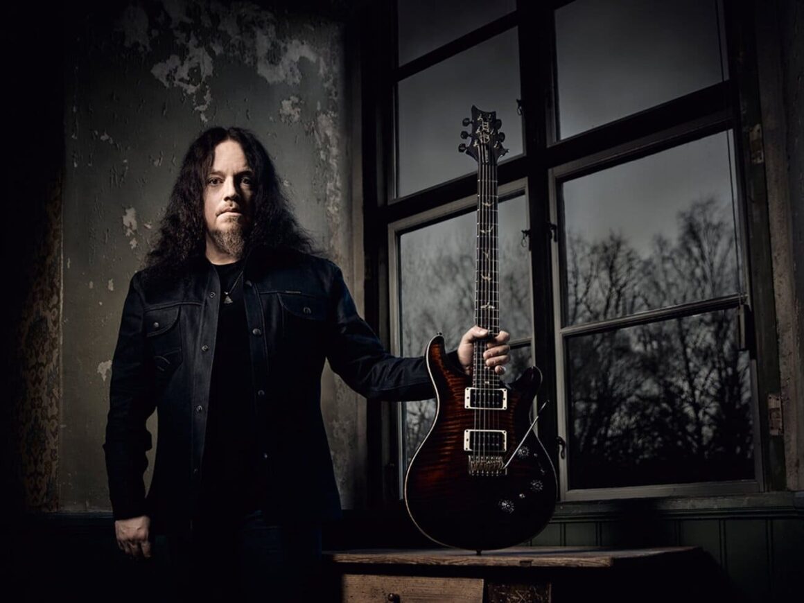 Fredrik Åkesson, de Opeth: “Hoy, ser rebelde es seguir tu instinto” - Pero en la música de Opeth -la banda que integra desde 2007- su trabajo es el opuesto: a veces le toca comunicarse con solos o acordes disonantes… o incluso texturas escalofriantes. Y es que en “The Last Will And Testament” (2024) hay mucho de eso. En “§1”, que abre el disco, Mikael Åkerfeldt canta sobre arañas “tejiendo redes”. Y parece haber influido en las partes de guitarra de nuestro entrevistado. Opeth. Foto de Terhi Ylimäinen
