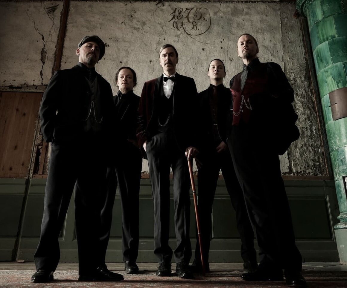 Fredrik Åkesson, de Opeth: “Hoy, ser rebelde es seguir tu instinto” - Pero en la música de Opeth -la banda que integra desde 2007- su trabajo es el opuesto: a veces le toca comunicarse con solos o acordes disonantes… o incluso texturas escalofriantes. Y es que en “The Last Will And Testament” (2024) hay mucho de eso. En “§1”, que abre el disco, Mikael Åkerfeldt canta sobre arañas “tejiendo redes”. Y parece haber influido en las partes de guitarra de nuestro entrevistado. Opeth. Foto de Terhi Ylimäinen