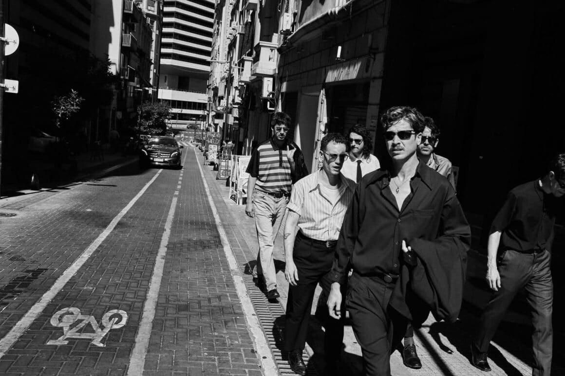 Bandalos chinos: “Había una necesidad de cambio” - Después de más de una década de trayectoria, Bandalos Chinos decidió reinventarse. Su nuevo disco, Vándalos, marca un punto de inflexión: un giro estético, conceptual y sonoro que rompe con la trilogía anterior y abre la puerta a una etapa distinta. Con la producción de Fermín Ugarte y un show programado en el Movistar Arena para el próximo 14 de agosto, la banda se lanza a recorrer su presente con la misma energía lúdica de sus comienzos. Bandalos chinos. Foto: prensa