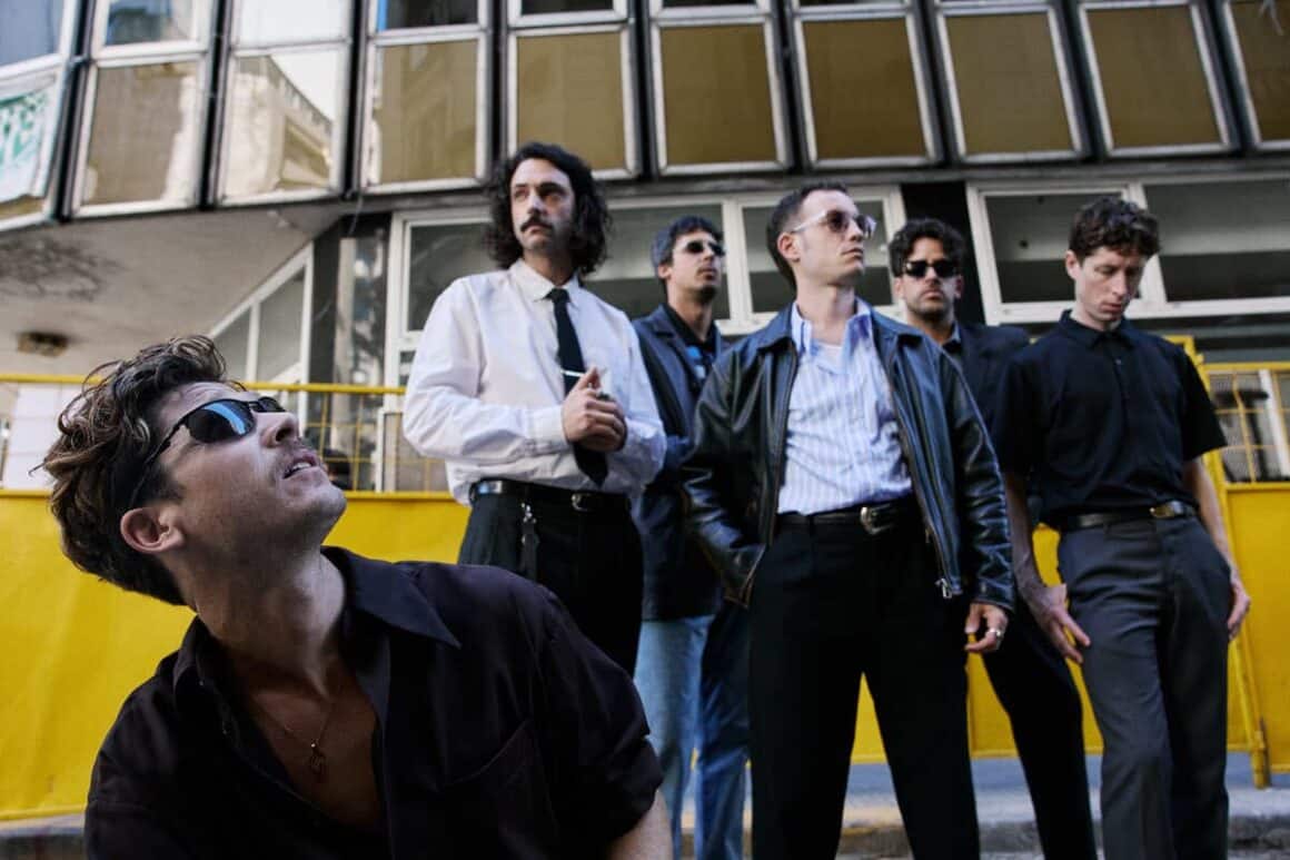 Bandalos Chinos - Bandalos Chinos es una banda oriunda de Beccar, en la zona norte del Gran Buenos Aires, formada en 2009. El nombre fue heredado tras una fecha en 2009 cuando un sonidista dijo "los chicos", pero entendieron "Los chinos" y de ese equívoco surgió Banda Los Chinos hasta que quedó Bandalos Chinos. Bandalos Chinos. Foto de Martin Pisotti
