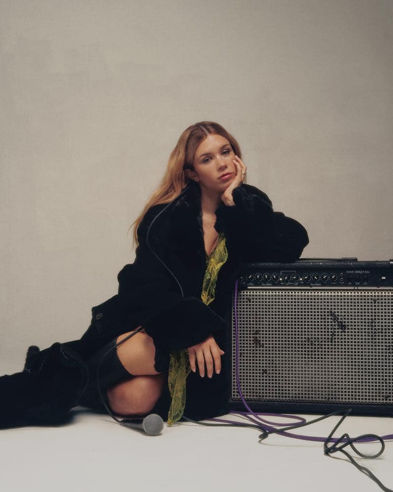 "Inefable": el nuevo álbum de Connie Isla entre el pop y el rock - "Inefable" transita entre lo íntimo y lo estridente, lo delicado y lo rebelde, en un equilibrio donde el pop y el rock conviven, chocan y se abrazan. Compuesto desde la guitarra y en un entorno personal, cada canción funciona como un capítulo autobiográfico, con letras que exploran emociones profundas y melodías accesibles que invitan a la repetición. Connie Isla. Foto de prensa