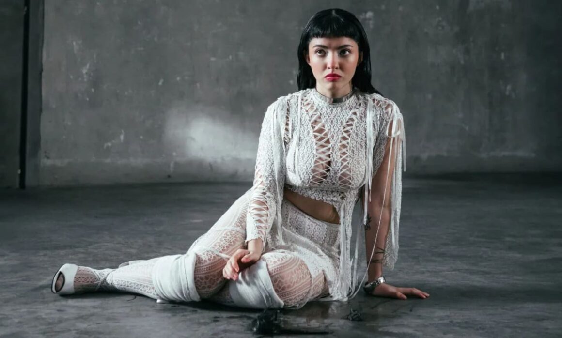 Juana Rozas presenta su segundo álbum - Juana Rozas lanza TANYA, su segundo álbum de estudio, una obra conceptual de 13 canciones que narra la vida de una mujer en fuga. El disco construye un universo distorsionado y emocional que cruza géneros como el pop industrial, la electrónica y el indie rock, y cuenta con las colaboraciones de Santiago Motorizado, Chita y Marttein. Juana Rozas. Foto: Mauro Angst