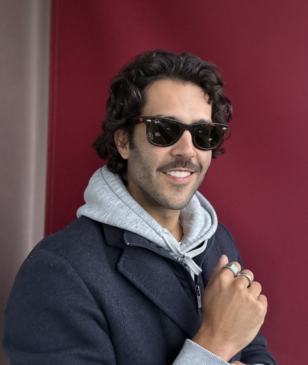Lucas De Lecea: “El mensaje central es la dualidad entre la razón y el sentimiento” - Lucas De Lecea es un músico español que crea canciones sin etiquetas sonoras y de gran contenido lírico. Las influencias convergen entre Antonio Flores, Sabina, Fito Páez y Andrés Calamaro, por mencionar algunas. Lucas De Lecea. Foto de prensa