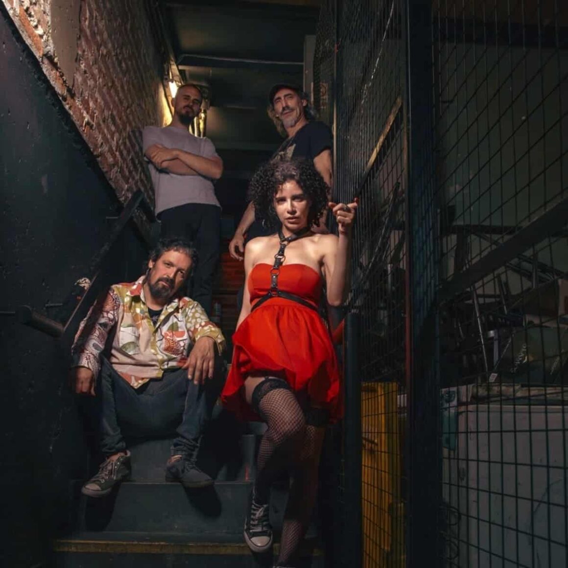 Manshanna: “Sabemos que con la música no vamos a salvar al mundo, pero creemos ser un gran aporte” - Manshanna es una banda de rock del oeste de Buenos Aires, que comienza su actividad en el año 2019. Poco a poco combina su música con otros géneros como el folklore, candombe y el rock alternativo. Las letras son de un tinte existencialista, apelando a la toma de conciencia. Manshanna. Foto de prensa