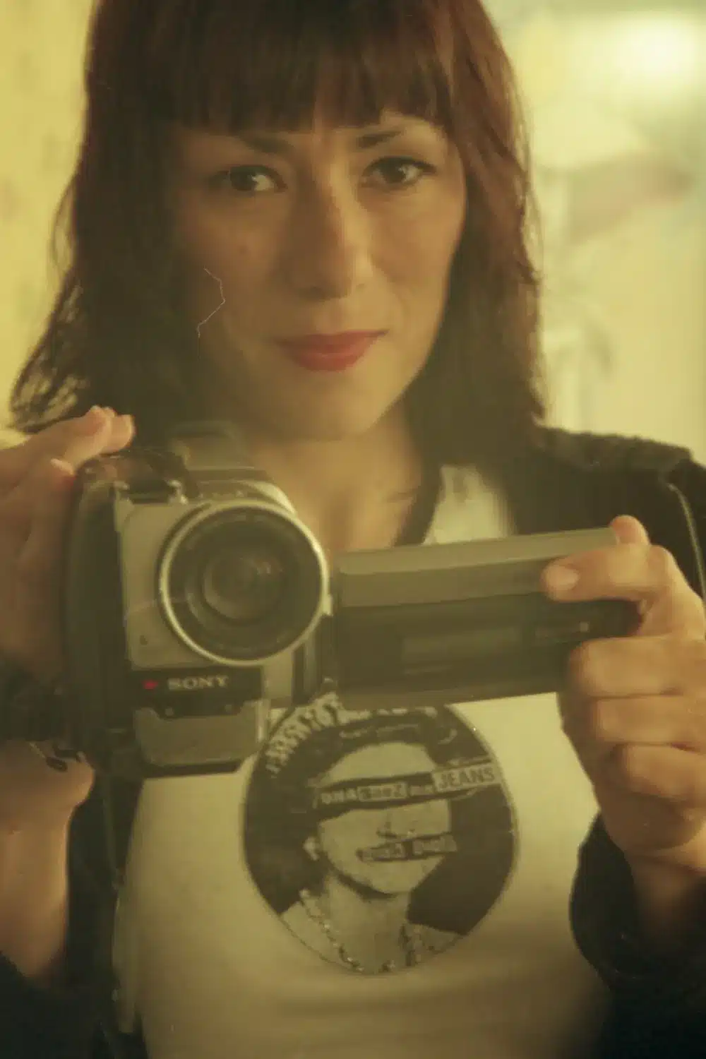 Avanza la producción de la película sobre María Gabriela Epumer - La vida y el legado de María Gabriela Epumer serán el centro de Perfume, una película documental en proceso que busca rendir homenaje a su figura artística, su talento y su compromiso con la música. El proyecto parte de un valioso archivo personal: más de 50 horas de material filmado por la propia María Gabriela a lo largo de su carrera, cedido por sus hermanos Claudia y Lito Epumer, además de fotografías y documentos inéditos que ella misma fue conservando. María Gabriela Epumer