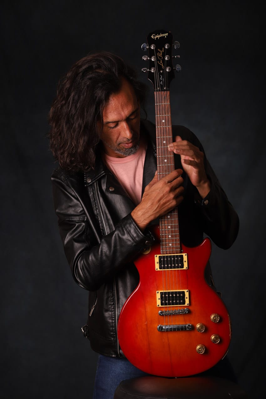 Mario Magno: “Es un disco de rock, hecho y derecho” - Mario Magno creció en Puerto Madryn al calor de los 90´s. Hendrix, RHCP, Nirvana, Eric Clapton y Robert Johnson sonando durante horas en su compactera a orillas del Atlántico. Sus veinte lo encontraron yendo a vivir a La Plata para entrar en el círculo de la música bonaerense. Desde entonces, mantiene prendida la llama de su vocación: ser músico. Mario Magno. Foto de prensa