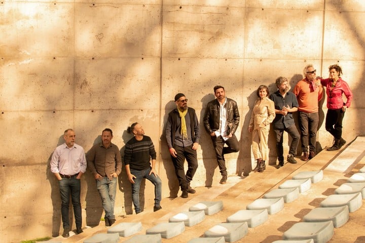Me Darás Mil Hijos: el regreso de una banda que nunca se fue - La banda que supo mezclar el espíritu de la canción popular con arreglos de cámara y una sensibilidad distintiva está de vuelta. Me Darás Mil Hijos, el grupo formado a comienzos de los 2000, retomó la actividad luego de casi una década, con nuevas canciones, salas llenas y una formación que combina historia, amistad y renovación. “Es como si nunca nos hubiésemos ido”, dijo Federico Ghazarossian, contrabajista y uno de los integrantes fundacionales del grupo. Me Darás Mil Hijos. Foto de prensa
