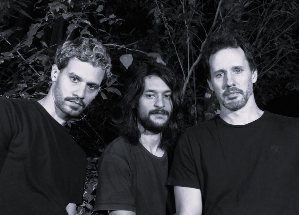 Desde Misiones al Estudio Panda: Vivac lanza su tercer álbum - Desde la provincia de Misiones, Vivac presenta 40 grados bajo la sombra, su tercer trabajo discográfico. El disco fue grabado en vivo durante el verano porteño en el histórico Estudio Panda y propone una experiencia sonora intensa y reflexiva, construida a partir de la paradoja entre luz y sombra: mientras la sombra representa alivio, la luz se vuelve sinónimo de calor y agobio. Vivac. Foto de prensa