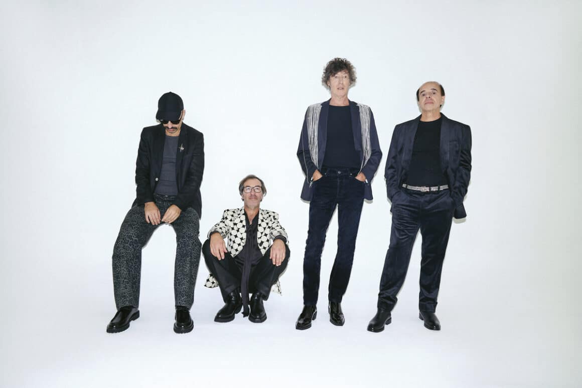 El Cuarteto de Nos abre las “Puertas” de su nuevo disco - Puertas es el nuevo álbum de El Cuarteto de Nos, una obra de ocho canciones que retoma el pulso narrativo, filosófico y existencial que caracteriza a la banda uruguaya. Con letras escritas por Roberto Musso, Puertas se presenta como el recorrido de un personaje sin nombre a través de un corredor infinito, una metáfora sobre las elecciones, los laberintos y los espejismos que componen la vida contemporánea. Cuarteto de nos. Foto de prensa