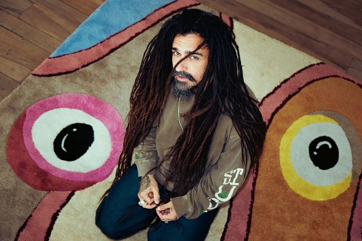 Dread Mar I festeja 20 años de carrera con el disco “A tempo” - Dread Mar I está de regreso con A tempo, su nuevo álbum de estudio que marca el inicio de los festejos por sus 20 años de carrera. Compuesto por once canciones, el disco combina la esencia clásica del reggae con nuevas búsquedas rítmicas y una propuesta sonora espontánea, grabada en vivo junto a su banda en el estudio. Dread Mar I. Foto de prensa