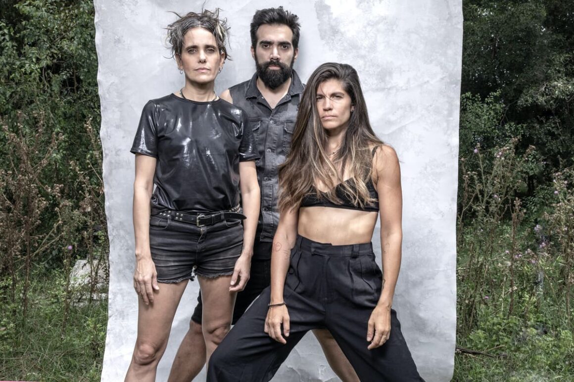 Eruca Sativa: “Será una noche especial a todo nivel” - Eruca Sativa presenta su nuevo álbum de estudio “A tres días de la tierra”, editado por el sello Sony Music. El mismo contó con la producción de Afo Verde y el ingeniero Facundo Rodríguez. La grabación se concretó en los famosos Criteria Studios (Miami), donde se registraron discos históricos como: “Highway to hell” de AC/DC; “461 Ocean Boulevard” de Eric Clapton; “Hotel California” de Eagles y “Rumours” de Fleetwood Mac. Eruca Sativa. Foto: Nora Lezano