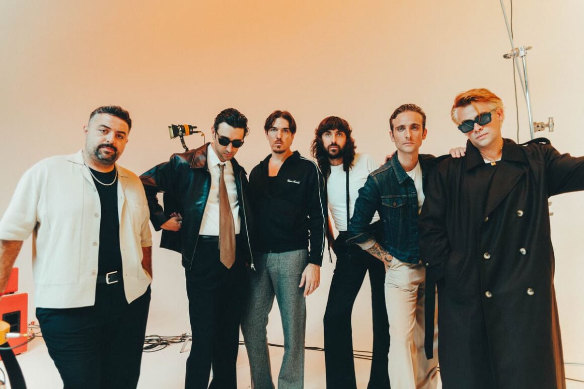 Indios lanza “Artificio”, un nuevo comienzo en su carrera - Indios está de vuelta con Artificio, su nuevo álbum de estudio y, según palabras de Joaquín Vitola, “el disco que más representa a la banda en vivo”. El trabajo, compuesto por 12 canciones, marca una nueva etapa en la trayectoria del grupo y representa su regreso discográfico luego de siete años de silencio. Indios. Foto: Giu Corbatta