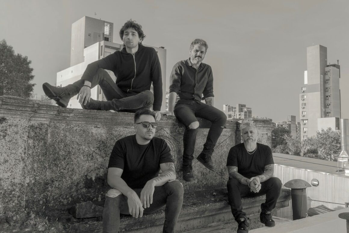 Nocto: “Resultó una experiencia hermosa, donde nos dimos el lujo de grabar en dos estudios emblemáticos” - Nocto es una banda de rock bonaerense formada por Alejandro Romero, Ezequiel Viglione, Augusto Barbalan y Ezequiel Fuentes a finales del 2023. Desde entonces, trabajan arduamente para crear un sonido robusto y distintivo, que resuene en aquellos que buscan una experiencia auditiva intensa y reflexiva desde un enfoque moderno. Nocto. Foto de prensa