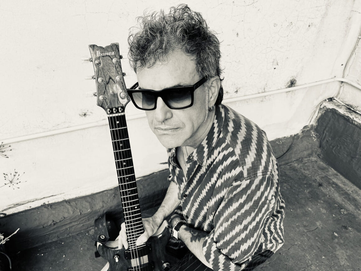 Richard Coleman lanza “El (in)correcto uso de la metáfora”, su nuevo álbum de estudio - Richard Coleman presentó El (in)Correcto Uso de la Metáfora, su esperado nuevo trabajo discográfico. Se trata de su sexto álbum solista, compuesto por nueve canciones en las que conviven el amor y la desazón, los demonios y los fantasmas, en una trama poética atravesada por símbolos del presente. Musicalmente, el disco traza una línea directa con el post-New Wave de fines de los 70, influencia clave en la formación de Coleman, que evita caer en el lugar común de la nostalgia y renueva sus búsquedas sonoras. Richard Coleman. Foto de prensa