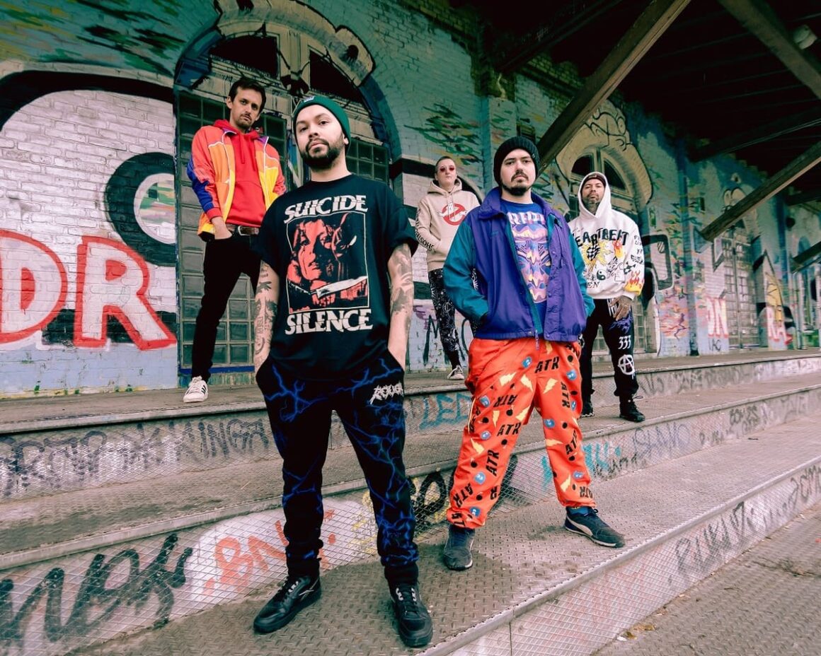 Messtizaje: “Nunca nos desconectamos de nuestras raíces” - “Estas dos canciones las elegimos porque, al ser una banda que mezcla muchos estilos, creemos que la cumbia y el reggaetón son parte muy importante de nuestras composiciones y además los dos feat son de artistas que admiramos mucho y coincidían los tiempos para que nos manden sus grabaciones”, explica César Cuculic, guitarrista de Messtizaje. Messtizaje. Foto: Osmas Alvarez