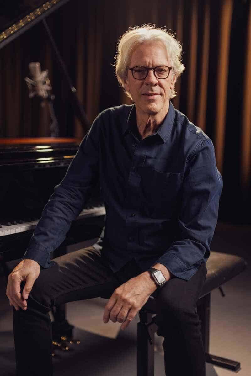 Stewart Copeland, de The Police: “Las fricciones generan arte de calidad” - Del otro lado de la videollamada, Stewart Copeland tiene cara de recién levantado: es temprano en los Estados Unidos, pero eso no aplaca su humor. Todo lo contrario. ¿Y cuál es la relación con los animales? Que cuando se le menciona que en uno de sus libros se identificaba como un primate, se ríe y corrige: “¡Soy un gorila macho de 800 libras que se bambolea por los árboles, no un pequeño chimpancé!”. Stewart Copeland. Foto: Archie Brooksbank