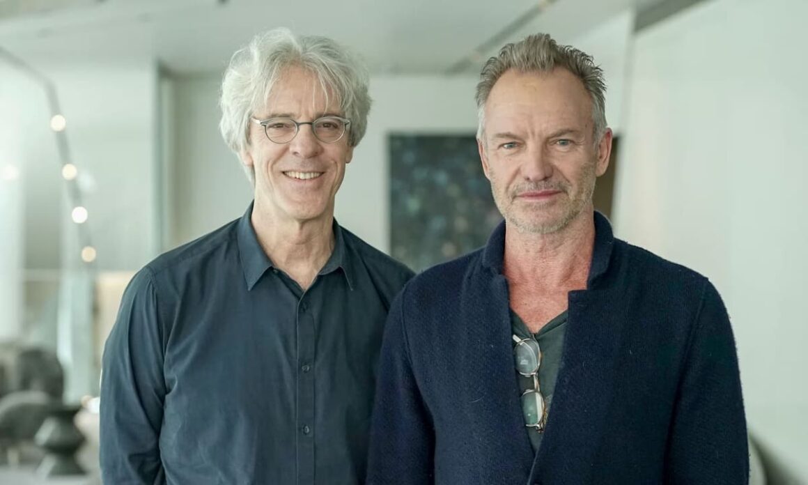 Stewart Copeland, de The Police: “Las fricciones generan arte de calidad” - Del otro lado de la videollamada, Stewart Copeland tiene cara de recién levantado: es temprano en los Estados Unidos, pero eso no aplaca su humor. Todo lo contrario. ¿Y cuál es la relación con los animales? Que cuando se le menciona que en uno de sus libros se identificaba como un primate, se ríe y corrige: “¡Soy un gorila macho de 800 libras que se bambolea por los árboles, no un pequeño chimpancé!”. Copeland, junto a Sting. Foto: Nico Wasserman