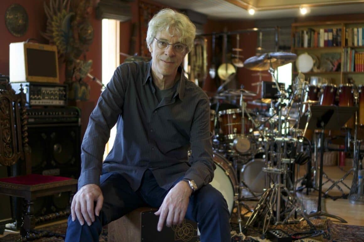 Stewart Copeland, de The Police: “Las fricciones generan arte de calidad” - Del otro lado de la videollamada, Stewart Copeland tiene cara de recién levantado: es temprano en los Estados Unidos, pero eso no aplaca su humor. Todo lo contrario. ¿Y cuál es la relación con los animales? Que cuando se le menciona que en uno de sus libros se identificaba como un primate, se ríe y corrige: “¡Soy un gorila macho de 800 libras que se bambolea por los árboles, no un pequeño chimpancé!”. Stewart Copeland