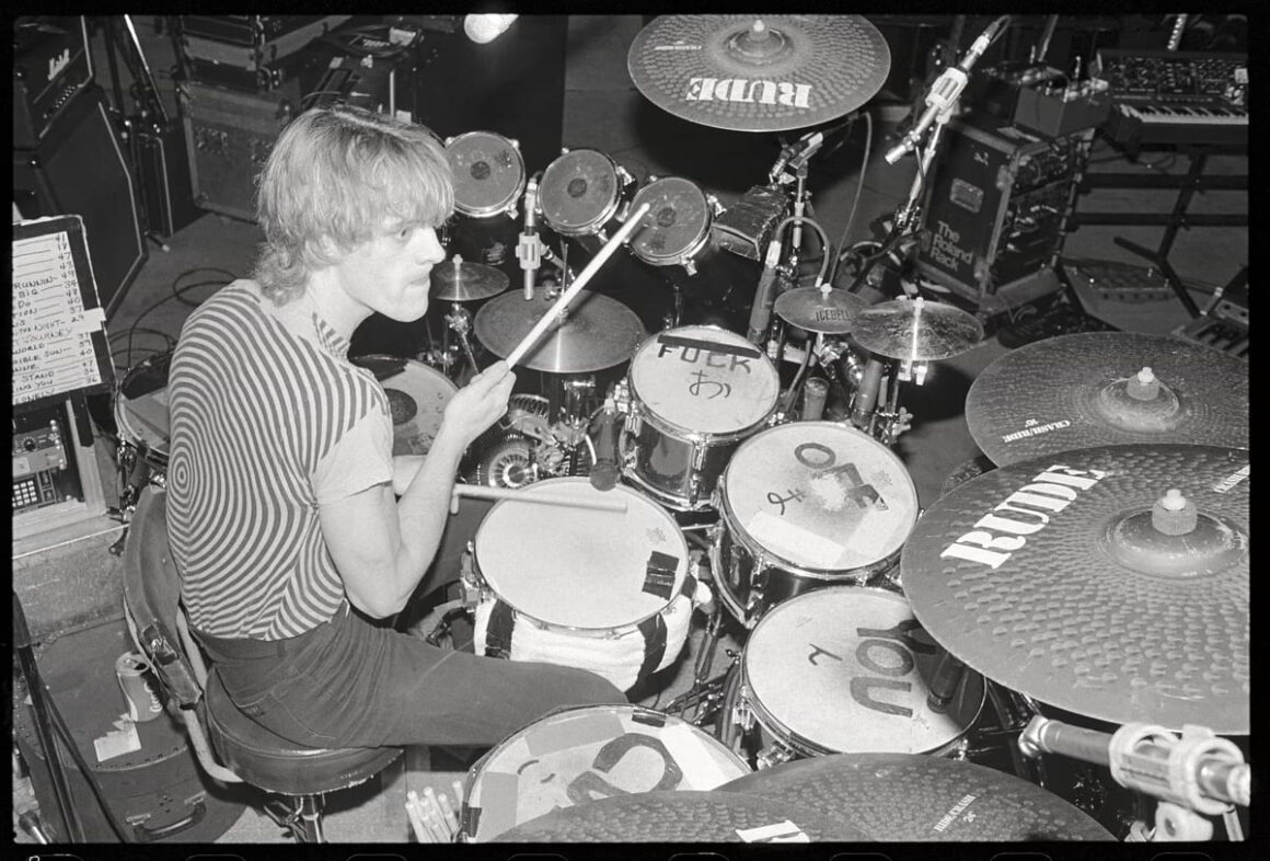 Stewart Copeland, de The Police: “Las fricciones generan arte de calidad” - Del otro lado de la videollamada, Stewart Copeland tiene cara de recién levantado: es temprano en los Estados Unidos, pero eso no aplaca su humor. Todo lo contrario. ¿Y cuál es la relación con los animales? Que cuando se le menciona que en uno de sus libros se identificaba como un primate, se ríe y corrige: “¡Soy un gorila macho de 800 libras que se bambolea por los árboles, no un pequeño chimpancé!”. Stewart Copeland. Foto: Lynn Goldsmith