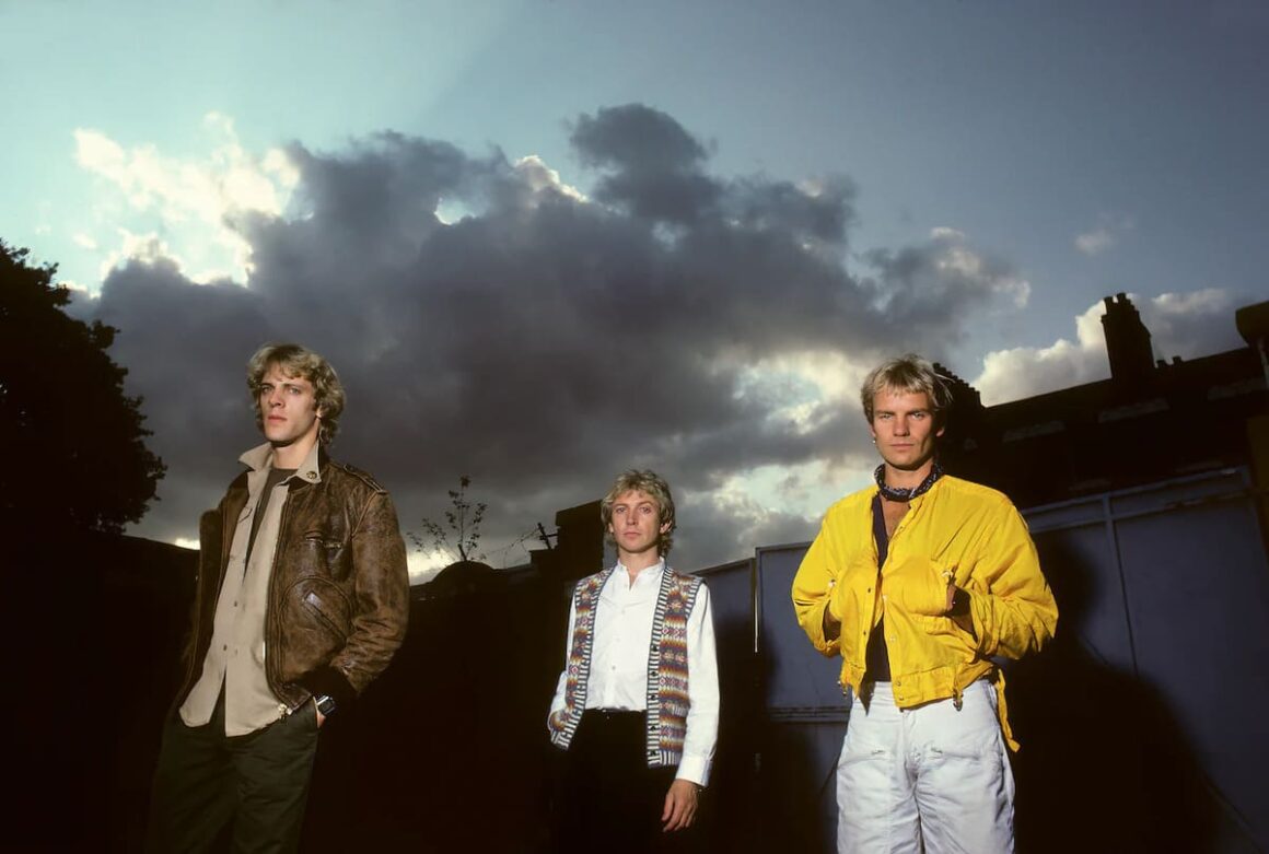 Stewart Copeland, de The Police: “Las fricciones generan arte de calidad” - Del otro lado de la videollamada, Stewart Copeland tiene cara de recién levantado: es temprano en los Estados Unidos, pero eso no aplaca su humor. Todo lo contrario. ¿Y cuál es la relación con los animales? Que cuando se le menciona que en uno de sus libros se identificaba como un primate, se ríe y corrige: “¡Soy un gorila macho de 800 libras que se bambolea por los árboles, no un pequeño chimpancé!”. The Police. Foto: Lynn Goldsmith