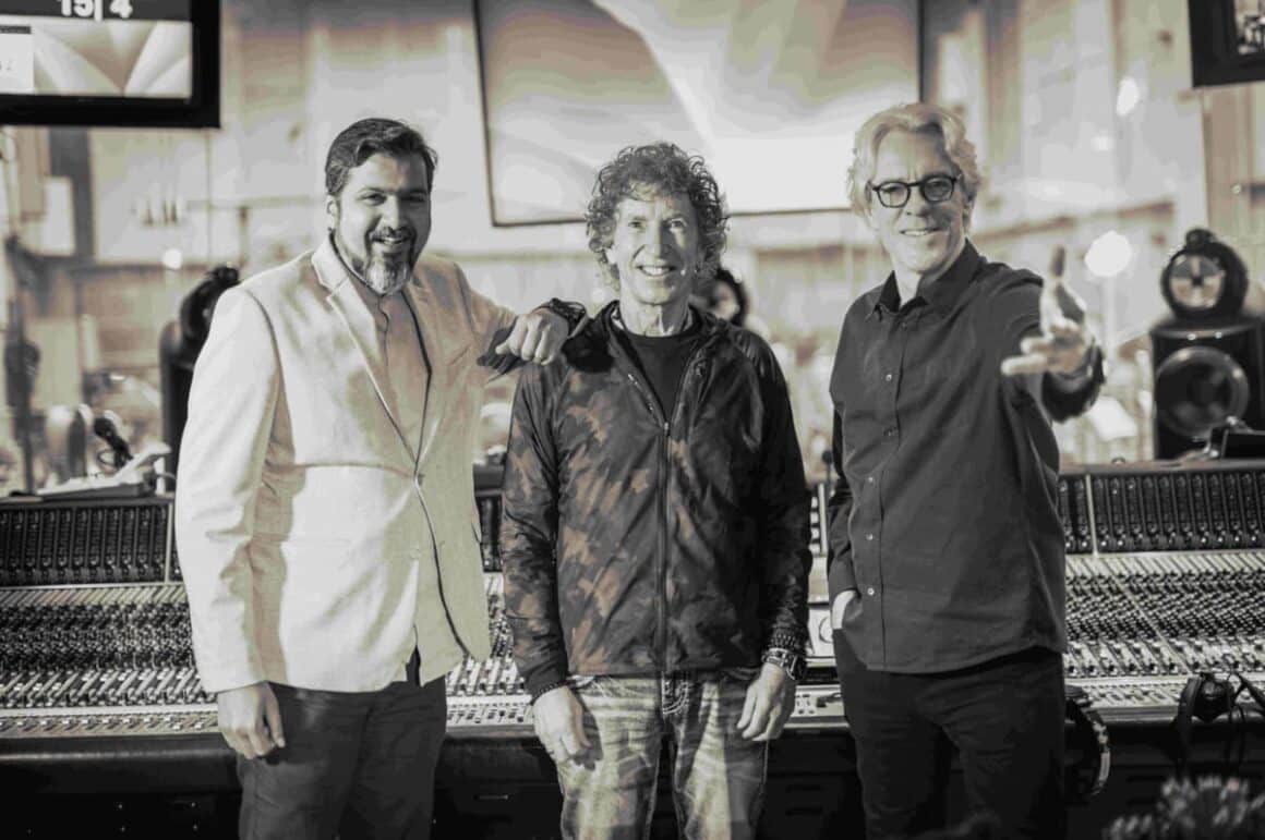 Stewart Copeland, de The Police: “Las fricciones generan arte de calidad” - Del otro lado de la videollamada, Stewart Copeland tiene cara de recién levantado: es temprano en los Estados Unidos, pero eso no aplaca su humor. Todo lo contrario. ¿Y cuál es la relación con los animales? Que cuando se le menciona que en uno de sus libros se identificaba como un primate, se ríe y corrige: “¡Soy un gorila macho de 800 libras que se bambolea por los árboles, no un pequeño chimpancé!”. Foto: Archie Brooksbank