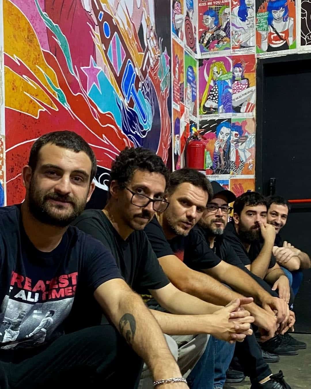 Manzanitas: “Venimos preparando un show que le haga justicia al público y al lugar” - Manzanitas nace durante el 2009 como una fusión entre el teatro, la literatura y, por supuesto, la música. Cuenta con dos trabajos de estudio: El gusano máximo (2014) y un EP titulado Gato (2017). En 2021 lanzaron tres singles: “Persecución en Cámara Lenta”, “Río” y “Malas Noticias”, que grabaron bajo la producción de Sebastián Schachtel (tecladista de Las Pelotas y La Portuaria). Manzanitas