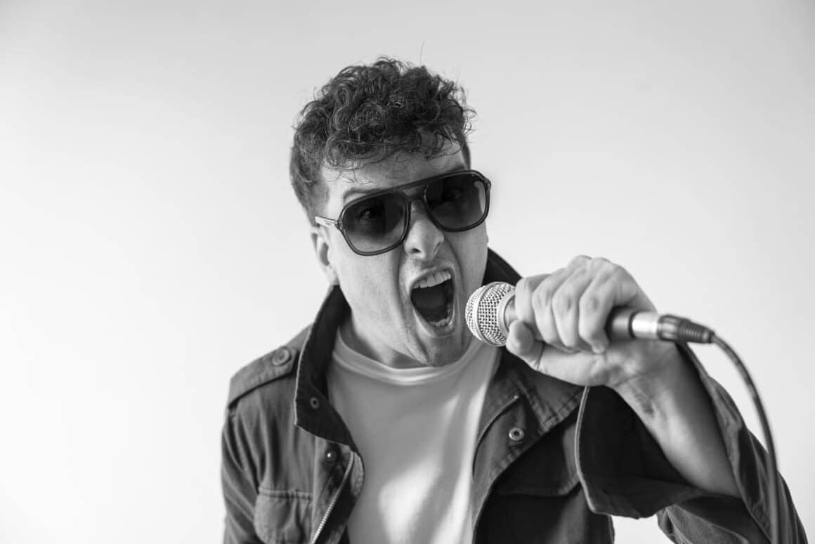Pablo Sk: “Mi presente musical está más vivo que nunca” - Pablo SK se encuentra disfrutando del estreno de "Haz que suceda", el primer corte de su futuro EP. A nivel instrumental, tiene muchos detalles y es la más rockera de su carrera solista. Se asemeja al sonido noventoso californiano que influyó sobre él, a la vez que refleja mucha experimentación. Durante el rodaje del videoclip, alrededor de 40 personas son capturadas por un plano secuencia, lo que resulta algo innovador y divertido de realizar bajo la dirección y producción de Chavas. Pablo Sk. Foto de prensa