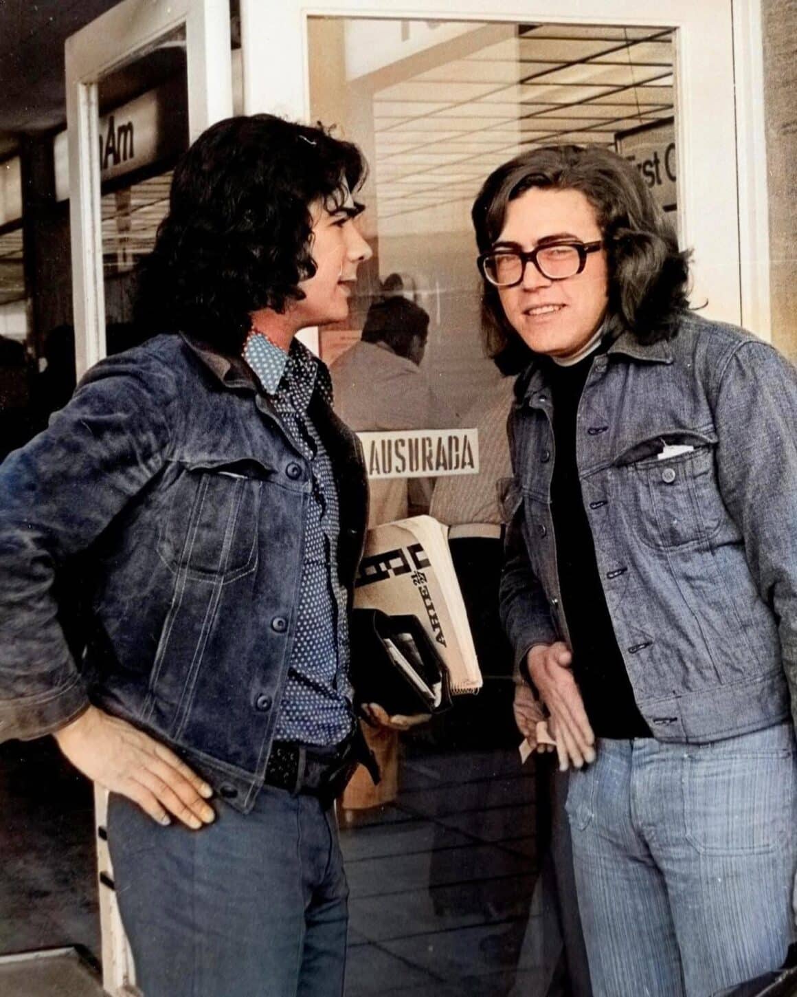 Piero - Piero De Benedectis nació en Italia (19/04/1944), llegó al país en 1947 y debutó en televisión en 1964, cantando canciones melódicas italianas como "A la cara, cara nonne" y "Giovanne, Giovanne". En 1969 ganó el Tercer Festival de la Canción con el tema "Como somos". Poco a poco fue variando el estilo musical, hasta consagrarse como uno de los líderes de la canción política de protesta. Piero, junto a Víctor Heredia. Foto: Facebook del artista