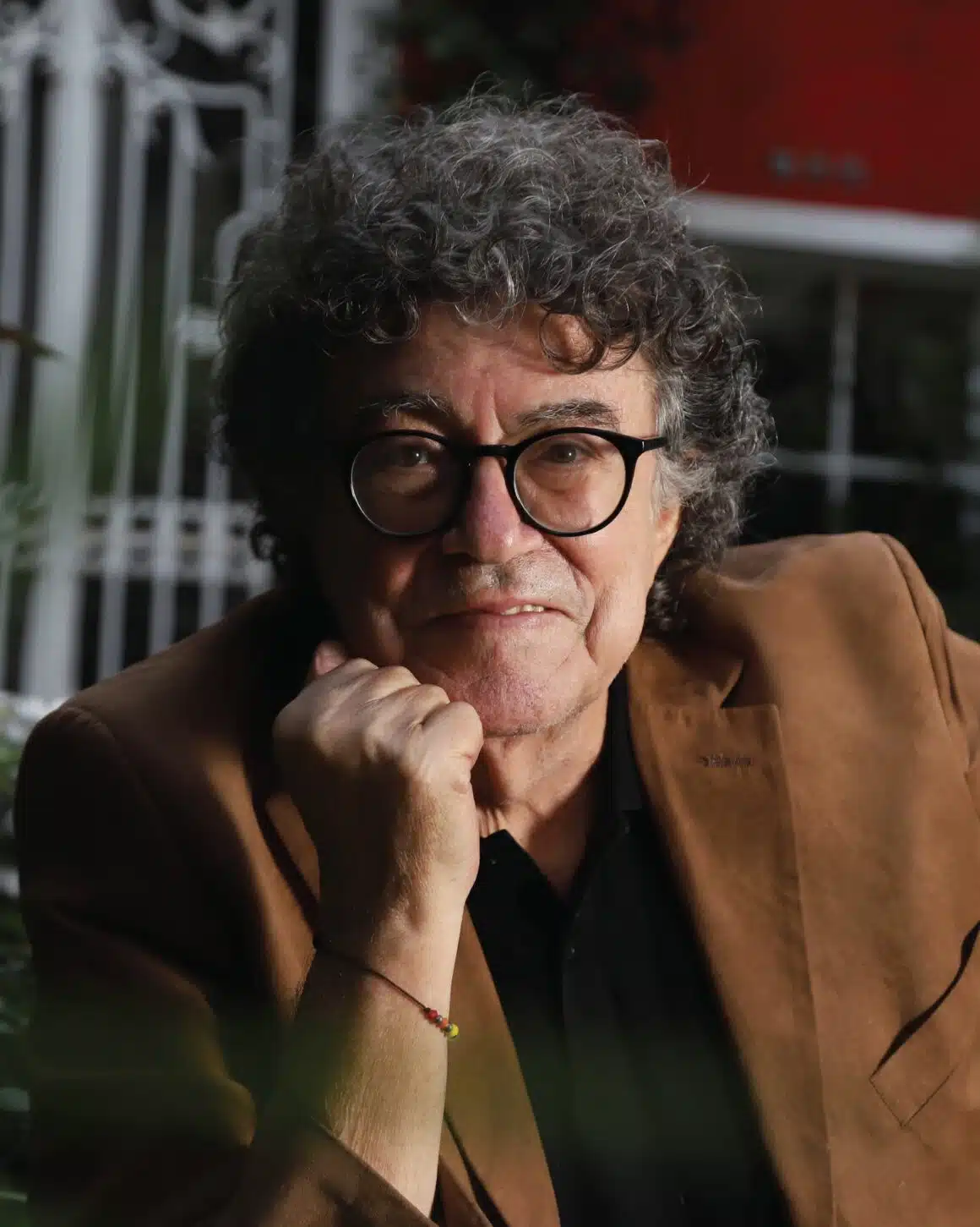 Piero - Piero De Benedectis nació en Italia (19/04/1944), llegó al país en 1947 y debutó en televisión en 1964, cantando canciones melódicas italianas como "A la cara, cara nonne" y "Giovanne, Giovanne". En 1969 ganó el Tercer Festival de la Canción con el tema "Como somos". Poco a poco fue variando el estilo musical, hasta consagrarse como uno de los líderes de la canción política de protesta. Piero. Foto: Facebook del artista