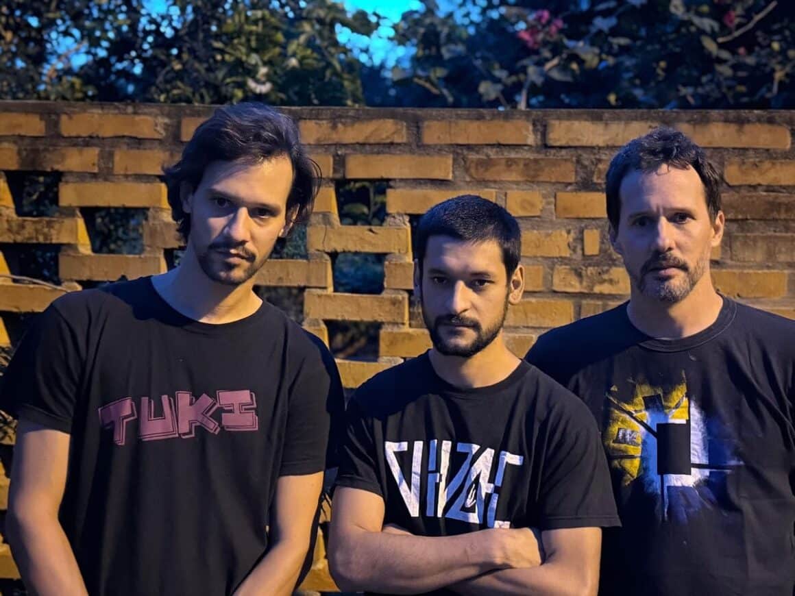 Vivac: “Hay una búsqueda sonora más contundente” - “Es una experiencia sonora que busca compartir lo que vivimos en relación al clima, pero también recoge canciones que surgieron en las salidas a tocar: en la previa, el post show, el viaje, cargar y descargar equipos, las charlas con el público, el movimiento constante. Son canciones de redención y de autoafirmación: de nuestro lugar en el mundo y, de alguna forma, de nuestro lugar en la música”, explica José Gallero, cantante y guitarrista de Vivac. Vivac