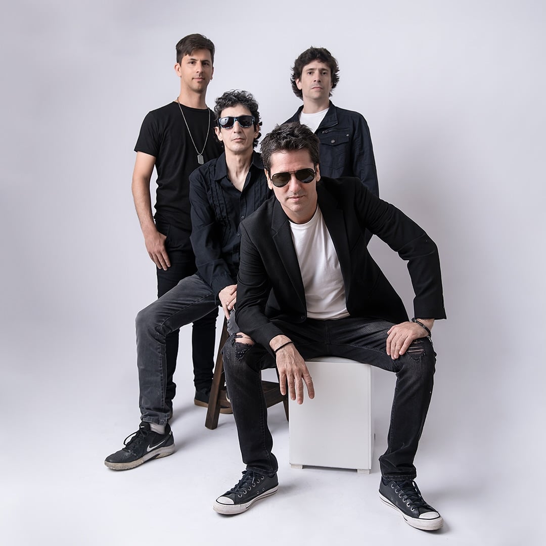 Mago Santo debuta con “El puente hacia mí” - La escena del pop rock argentino recibe una nueva propuesta con la llegada de “El Puente hacia mí”, el primer álbum de Mago Santo. Formada en 2022, la banda integrada por Santiago Seghezzo (voz y guitarra), Gabriel Wagner (guitarra y coros), Marcelo Bevilacqua (bajo y coros) y Martín Seghezzo (batería y coros), sorprende con un trabajo que mezcla melodías pegadizas, guitarras eléctricas poderosas y letras cargadas de introspección. Mago Santo. Foto de prensa