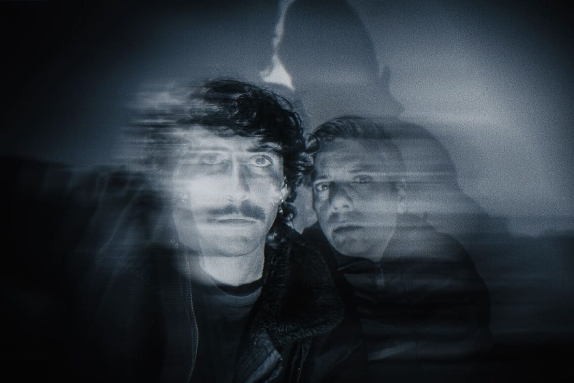 “La felicidad” de Novicios - Después de su debut con Retiro espiritual, Novicios presenta La Felicidad, un álbum que explora las contradicciones de los afectos, la búsqueda interior y la sensibilidad de una generación marcada por la introspección. Este segundo trabajo consolida la propuesta artística del grupo con un sonido más maduro, una producción cuidada y un concepto que busca dejar huella. Novicios. Foto: Jana Raw