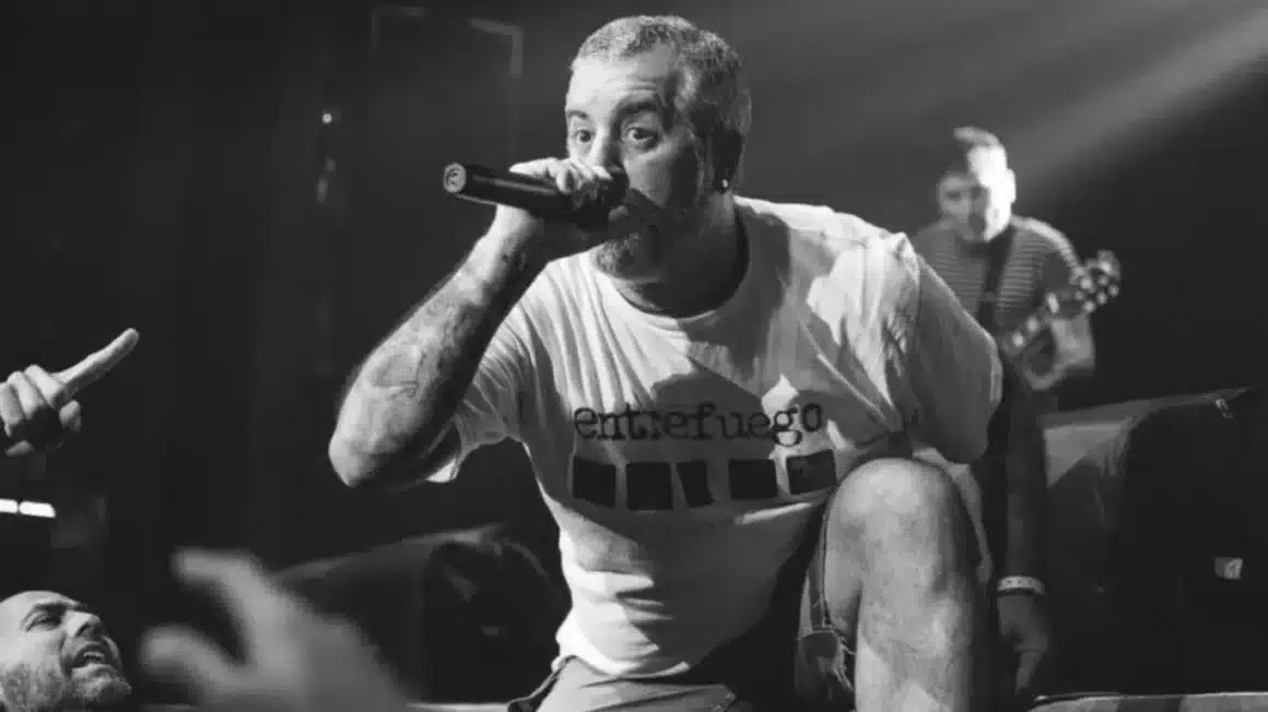 Sudarshana: “La música puede ser la llave para un cambio real” - “Como banda intentamos sumar, juntar y no separar. En esta música no hay lugar para la discriminación en ningún sentido -dice el vocalista de Sudarshana-. El hardcore es una música que expresa los sentimientos y lo que uno quiera contar. Hay muchos temas a tratar y son todos válidos: es gritar, tocar y cantar por lo que tenemos adentro, para que salga”. Y agrega: “La música puede ser la llave para un cambio real. Siempre creímos en eso; es un instrumento de cambio si uno da un mensaje positivo. El hardcore ayudó a que mucha gente mejore su vida, y seguimos creyendo que ese cambio es posible”. Sudarshana