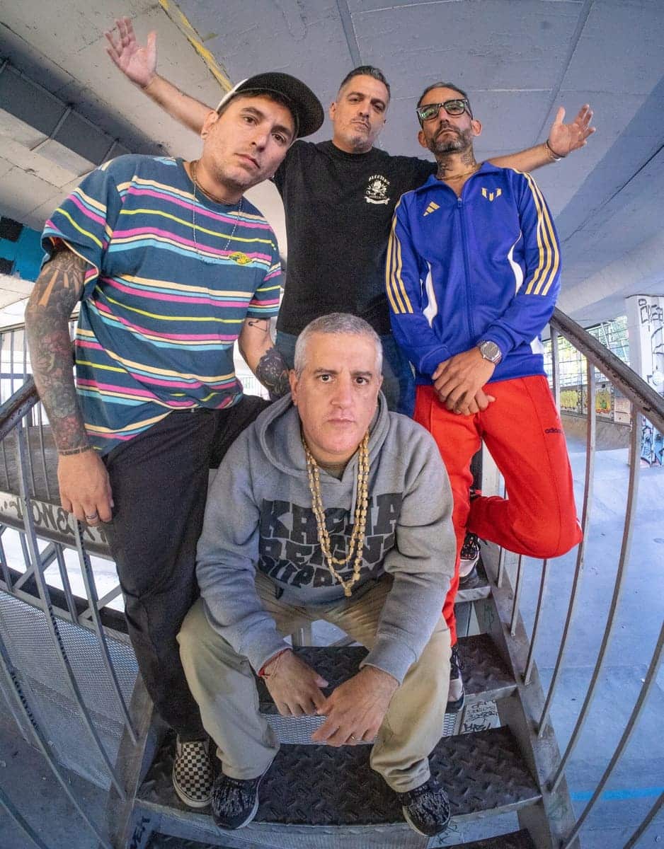 Sudarshana: “La música puede ser la llave para un cambio real” - “Como banda intentamos sumar, juntar y no separar. En esta música no hay lugar para la discriminación en ningún sentido -dice el vocalista de Sudarshana-. El hardcore es una música que expresa los sentimientos y lo que uno quiera contar. Hay muchos temas a tratar y son todos válidos: es gritar, tocar y cantar por lo que tenemos adentro, para que salga”. Y agrega: “La música puede ser la llave para un cambio real. Siempre creímos en eso; es un instrumento de cambio si uno da un mensaje positivo. El hardcore ayudó a que mucha gente mejore su vida, y seguimos creyendo que ese cambio es posible”. Sudarshana
