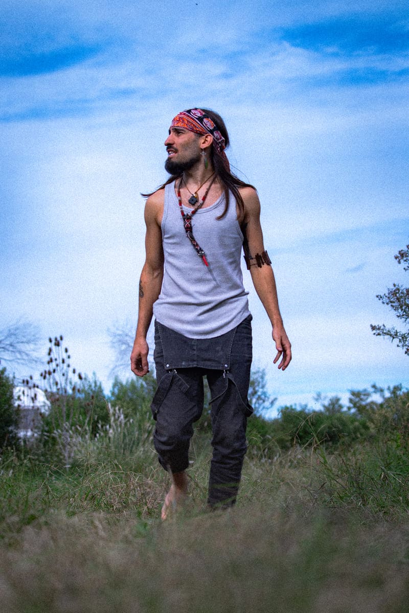 Zeke Wilki: “Creo profundamente en el arte y la música como activador de la conciencia y canal de expresión” - Zeke Wilki fusiona ritmos criollos y sudamericanos como candombe, chacarera, cumbia o bossa nova, con la intensidad del rock y el groove del funk, pero sobre todo con una voz propia que interpela. Zeke Wilki. Foto de prensa