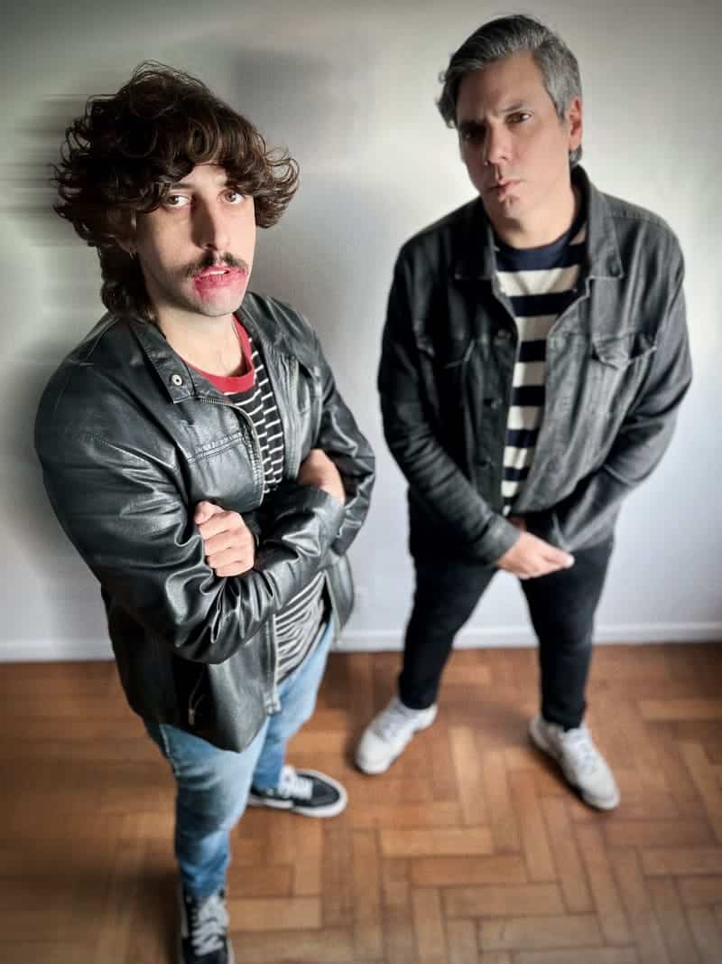 “La felicidad” de Novicios - Después de su debut con Retiro espiritual, Novicios presenta La Felicidad, un álbum que explora las contradicciones de los afectos, la búsqueda interior y la sensibilidad de una generación marcada por la introspección. Este segundo trabajo consolida la propuesta artística del grupo con un sonido más maduro, una producción cuidada y un concepto que busca dejar huella. Novicios. Foto: Jana Raw