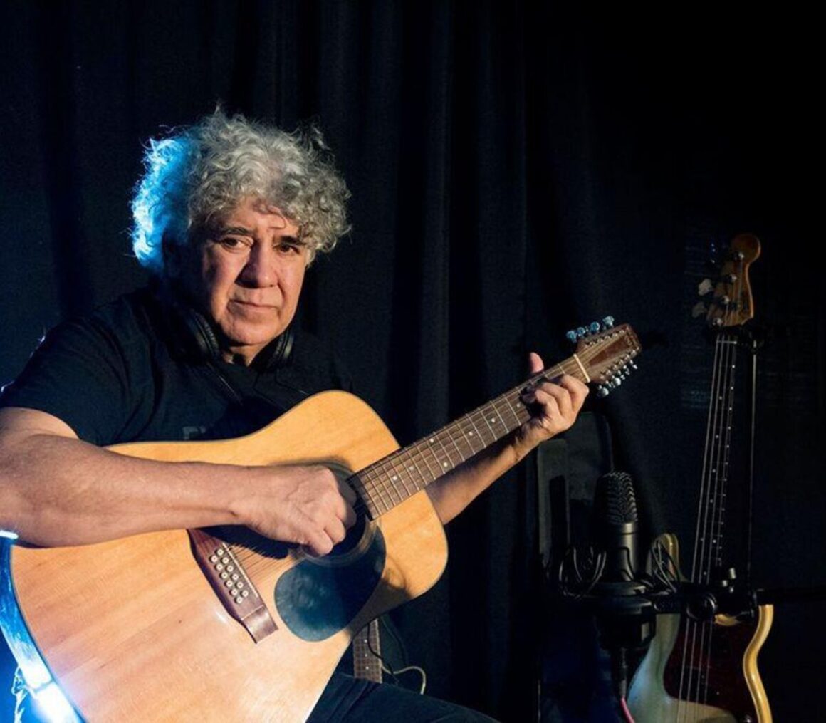 Rinaldo Rafanelli - Rinaldo Rafanelli fue bajista de Color Humano, Sui Generis, Polifemo, Seleste, de Spinetta y de Charly García. También integró Coral, Alphonso S'Entrega y La Rimanblu, entre muchos otros proyectos. Rinaldo Rafanelli