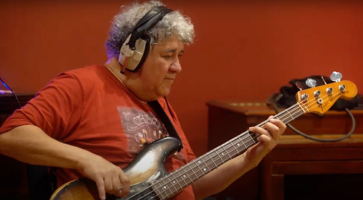 Rinaldo Rafanelli - Rinaldo Rafanelli fue bajista de Color Humano, Sui Generis, Polifemo, Seleste, de Spinetta y de Charly García. También integró Coral, Alphonso S'Entrega y La Rimanblu, entre muchos otros proyectos. Rinaldo Rafanelli