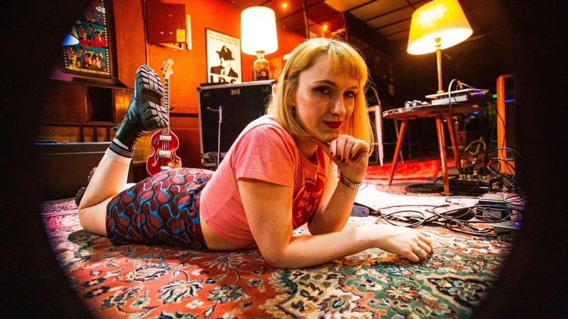 Rudy: “Salí de mi zona de confort” - “Intenté mostrarme a mí misma que puedo armar equipos de producción y trabajar el disco de una manera distinta, canción a canción –afirma Pamela Rudy-. Venía de hacer discos con una sola banda, grabando en vivo y con una producción monógama. ‘Popurrí’ es eso: una mezcla, un rejunte de ideas, un cóctel de canciones y de personas”. Rudy. Foto de prensa