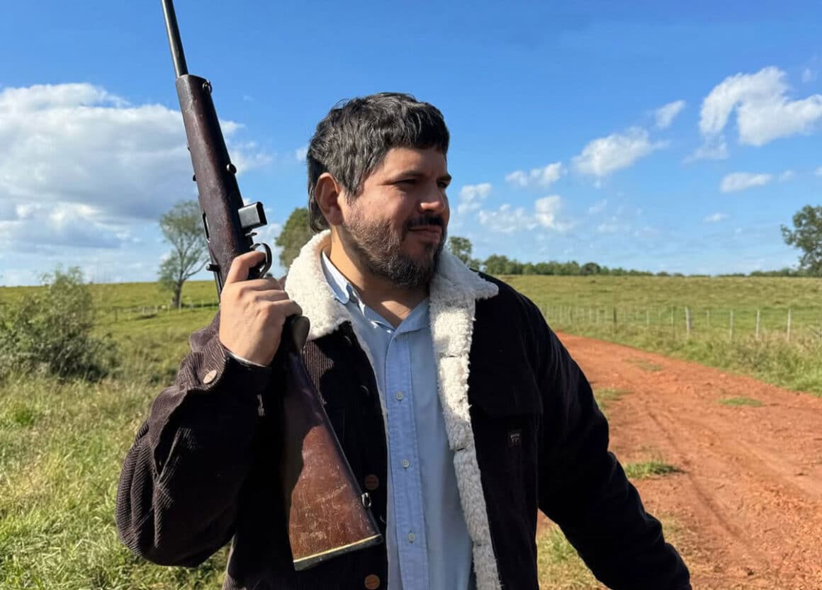 “El retorno”: la primera obra solista de Santiago Motorizado - Santiago Motorizado, líder de El Mató a un Policía Motorizado, lanza El Retorno, su esperado primer álbum como solista: una obra íntima, poderosa y cargada de melodías imbatibles que exploran sus pasiones más profundas. Con once canciones que se mueven entre el cine, la amistad, el humor, el misterio y el amor, el músico amplía su universo artístico y deja en claro que todavía tiene mucho por decir. Santiago Motorizado. Foto de prensa