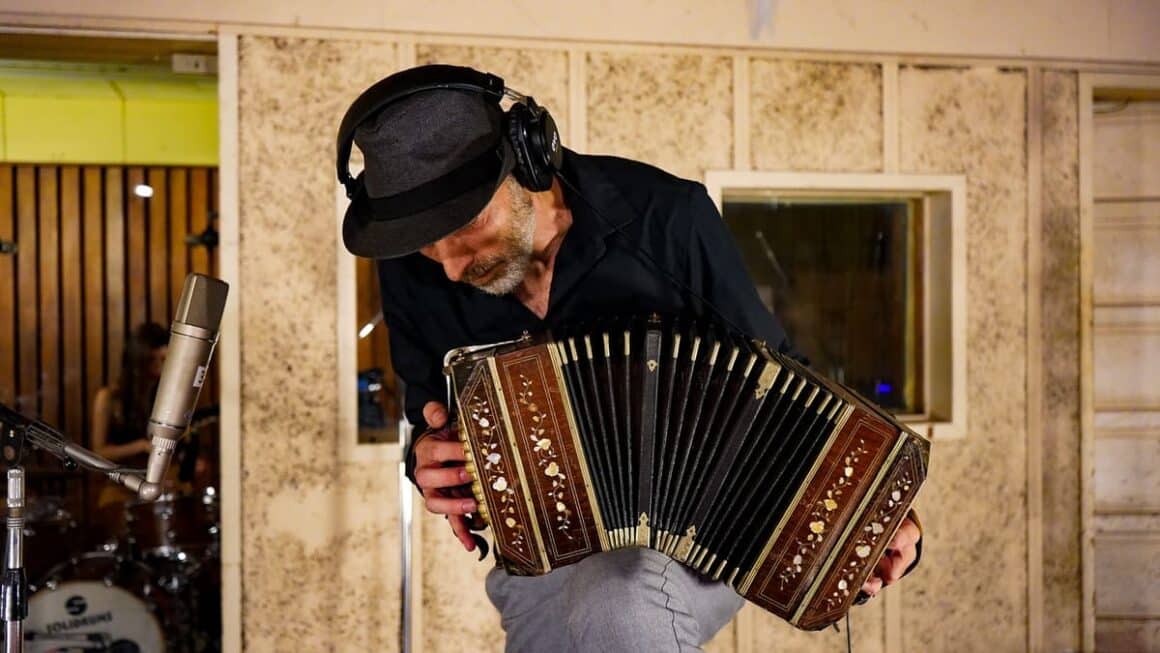 La Maison Ferrés: “No es solo un recital, es una experiencia sonora y emocional” - La Maison Ferrés es una banda encabezada por el bandoneonista y compositor Martín Ferrés (integrante de Bajofondo), y el productor Leandro Vega. Además, está conformado por Luciano Coniglio (guitarra eléctrica), Lu Cutuli (violín), Pablo Martín (bajo) y Iaia Portillo (batería y bombo legüero). La Maison Ferrés. Foto de prensa