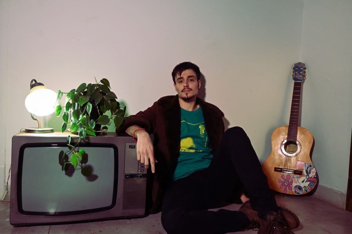 Ulises Butrón: “Muchas veces no me entiendo a mí mismo, hasta que compongo una canción y las ideas se acomodan” - “La idea del EP surgió de la necesidad de contar una historia –explica Ulises Butrón-. Estas canciones las venía trabajando hace más de dos años y quería que todo este proceso, todo este viaje, quedara plasmado en la obra”. Ulises Butrón. Foto: Jazmín Pichot