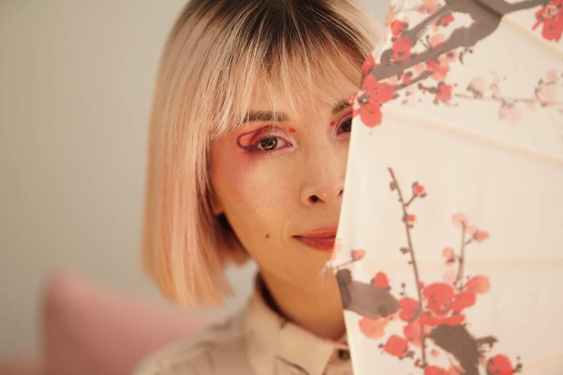 Wan Geisha: “Quería que fuera como un himno a la fortaleza del alma” - Wan Geisha es una artista boliviano-argentina de origen nikkei, cuya propuesta musical fusiona el pop soul con elementos de electrónica, R&B y jazz. Su voz emocional y poderosa, de amplio registro, se convierte en el vehículo perfecto para transmitir historias de fuerza, deseo y transformación. Wan Geisha. Foto de prensa